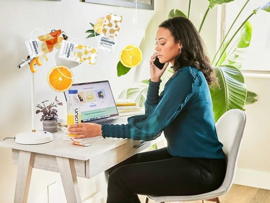 Person mit Feel Great System am Schreibtisch